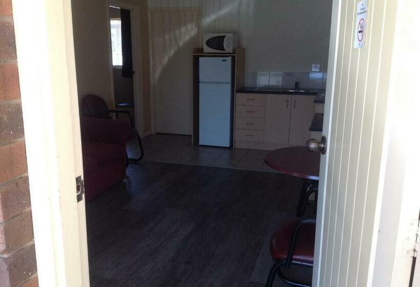 شقة غرفتين, Sportsmans Motor Inn