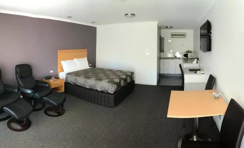 クイーンサイズベッドのスタンダードルーム, Sportsmans Motor Inn