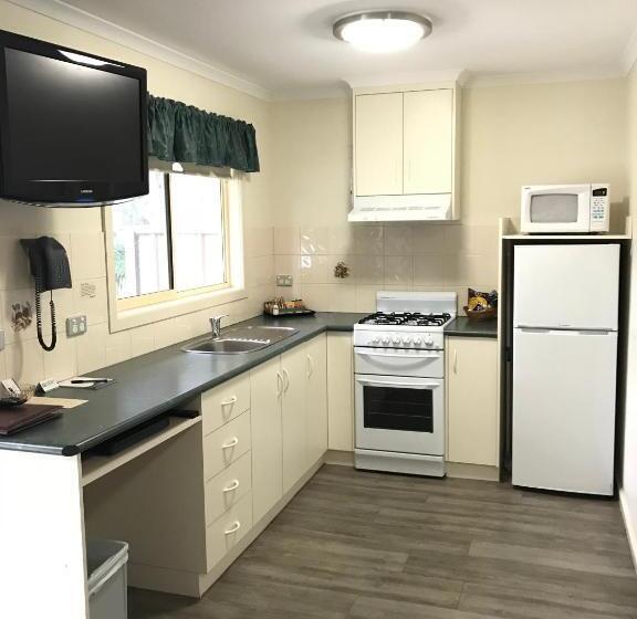 شقة غرفتين, Sportsmans Motor Inn