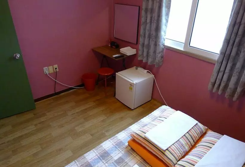 اتاق استاندارد, The House Hostel