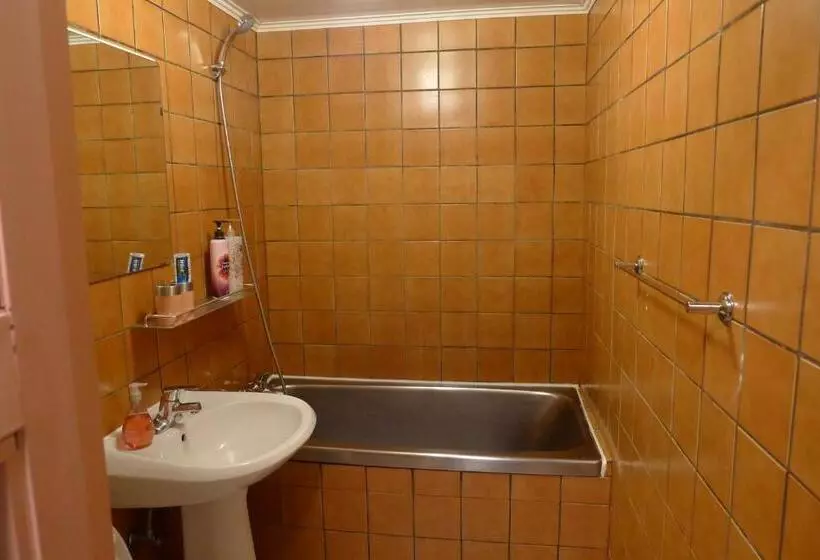 اتاق استاندارد با تخت‌های تاشو, The House Hostel