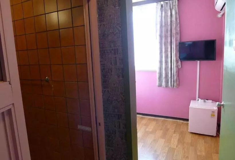 اتاق استاندارد با تخت‌های تاشو, The House Hostel