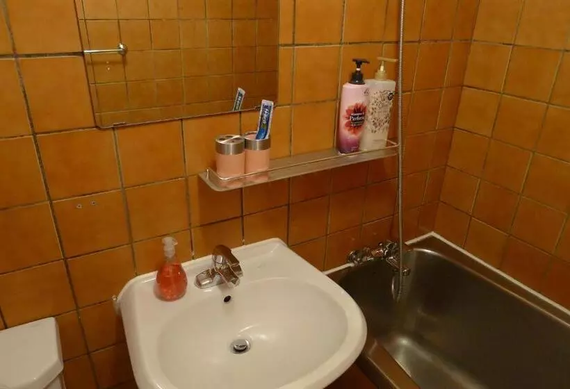 اتاق استاندارد با تخت‌های تاشو, The House Hostel
