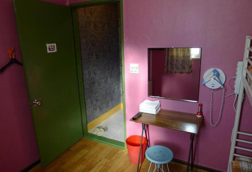 Номер Стандарт с Койками, The House Hostel