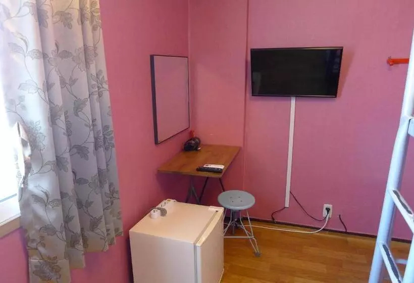 تختخواب در اتاق مشترک, The House Hostel
