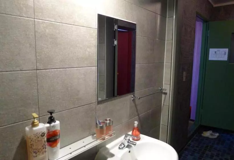 تختخواب در اتاق مشترک, The House Hostel