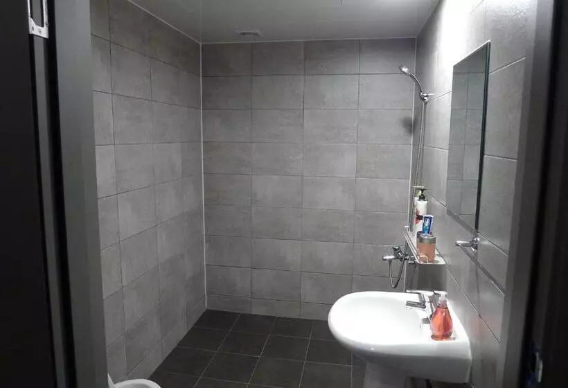 تختخواب در اتاق مشترک, The House Hostel