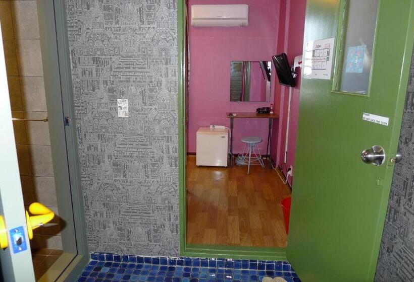 Кровать в Общей Комнате, The House Hostel