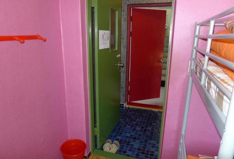 Кровать в Общей Комнате, The House Hostel