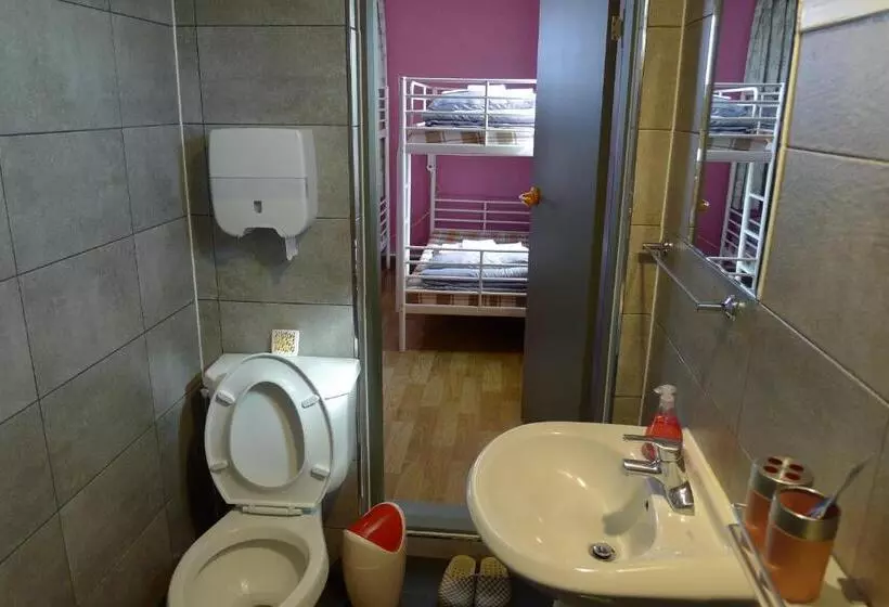 اتاق خانوادگی, The House Hostel