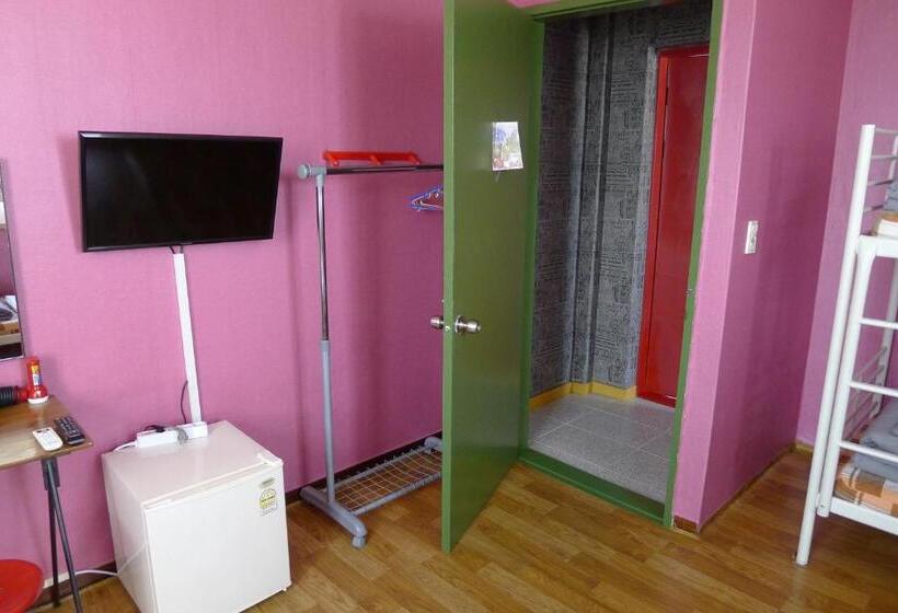 Семейный Номер, The House Hostel