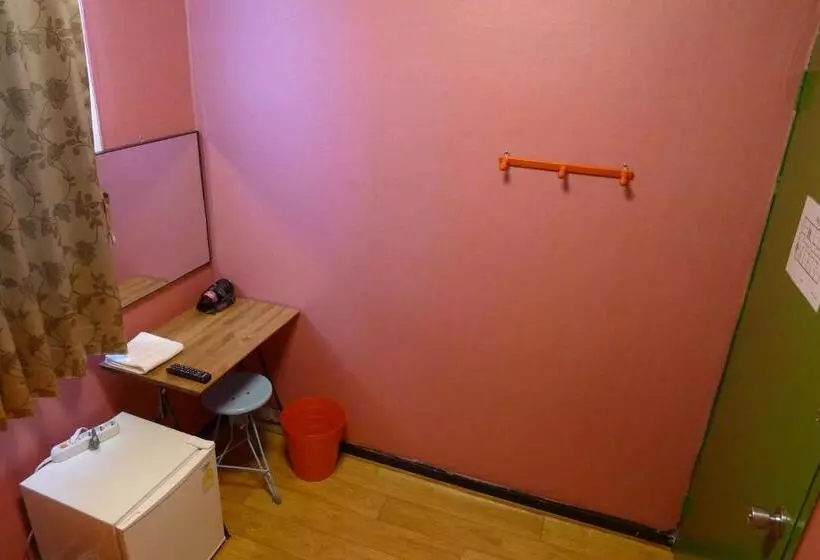 اتاق استاندارد یک نفره, The House Hostel