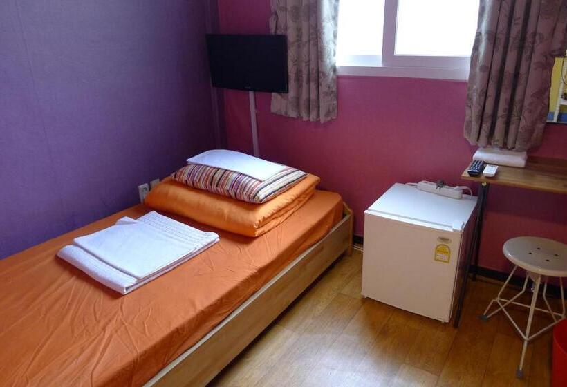 Номер Стандарт Индивидуальный, The House Hostel