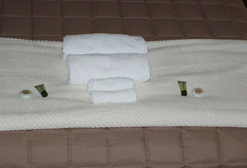 חדר משפחתי, Thomas Lodge Motel