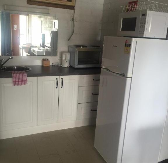 חדר משפחתי, Thomas Lodge Motel