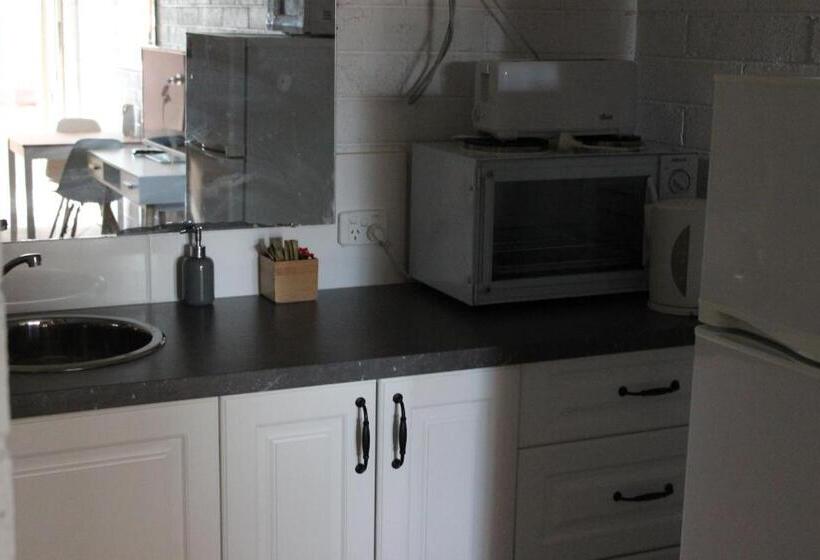 חדר משפחתי, Thomas Lodge Motel