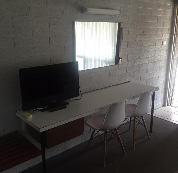 חדר אקונומי לארבעה, Thomas Lodge Motel