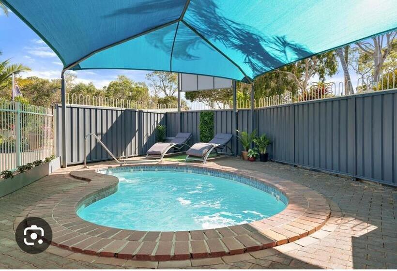 חדר סטנדרט לשלושה, Beachmere Palms Motel