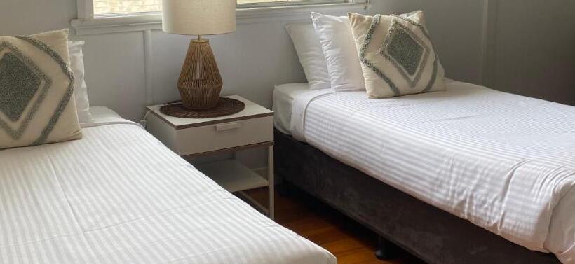 בונגלו משפחתי, Beachmere Palms Motel