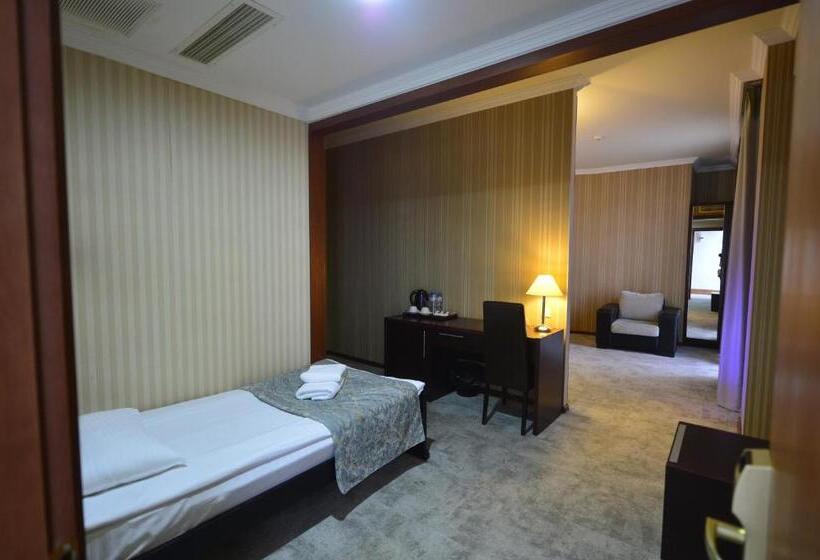 اتاق استاندارد سه نفره, Astoria Tbilisi