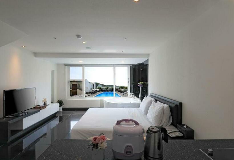 غرفة قياسية مطلّة علي حمام السباحة, Doya Hotel Geoje