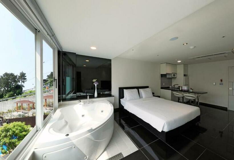 غرفة قياسية مطلّة علي حمام السباحة, Doya Hotel Geoje