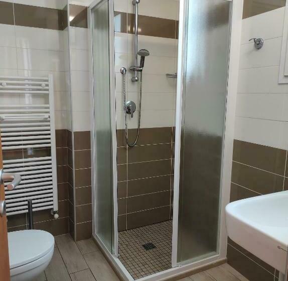 标准三人间, Franca