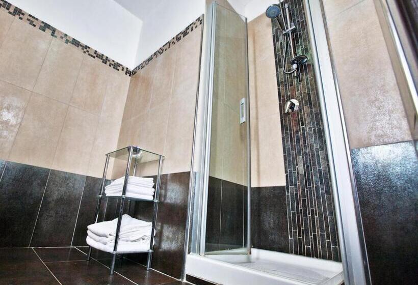 חדר סטנדרט לשלושה, Grazia Eboli