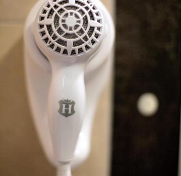 חדר סטנדרט לשלושה, Grazia Eboli