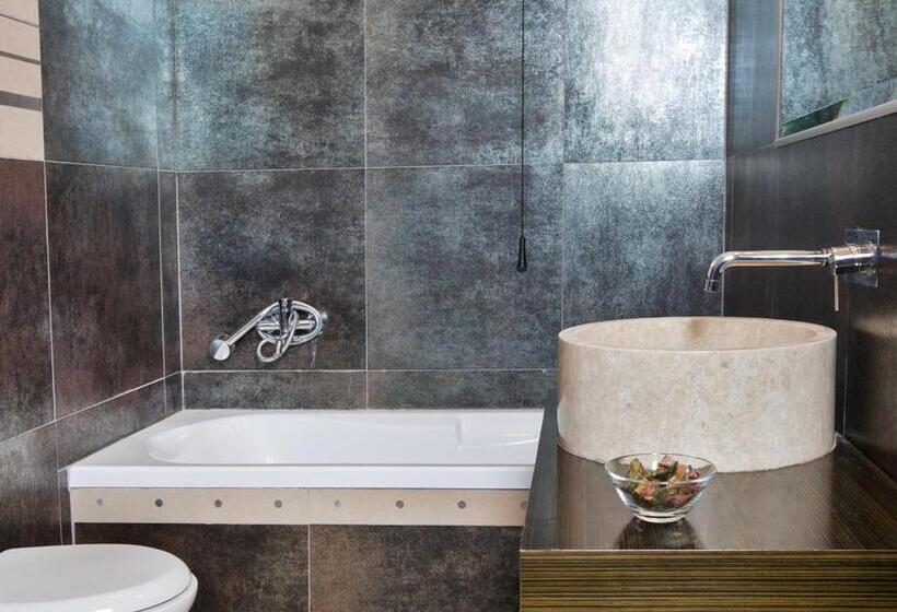 חדר סטנדרט לארבעה, Grazia Eboli