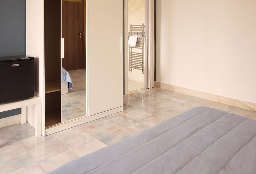 חדר קומפורט יחיד, Grazia Eboli