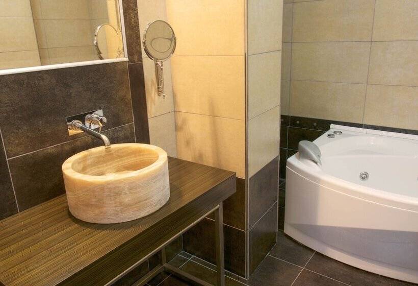 חדר סטנדרט לארבעה, Grazia Eboli