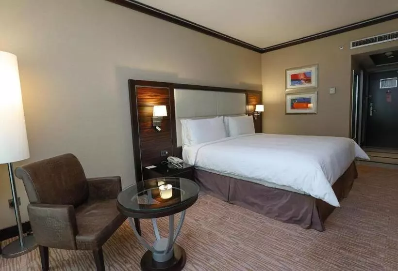 اتاق استاندارد با چشم‌انداز استخر, Holiday Inn Kuwait Al Thuraya City, An Ihg