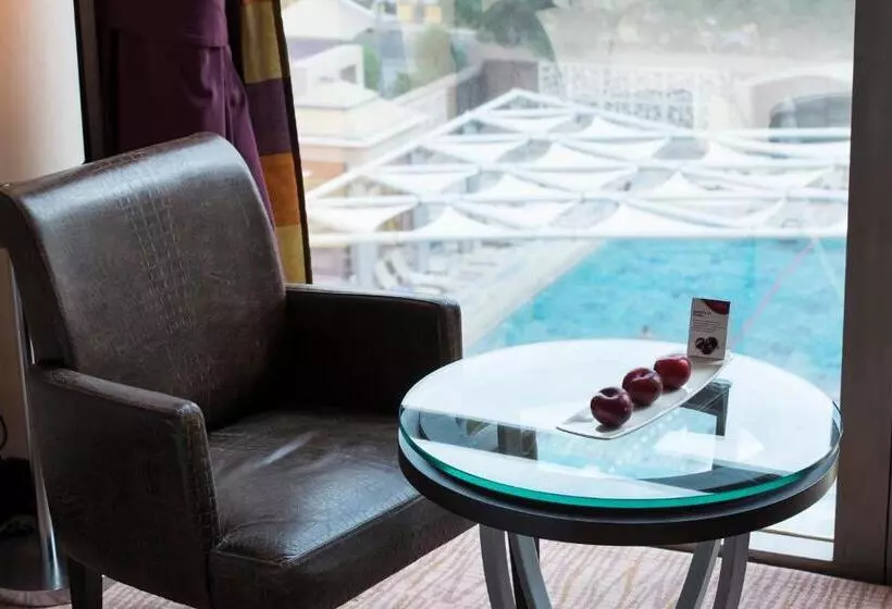 اتاق استاندارد با چشم‌انداز استخر, Holiday Inn Kuwait Al Thuraya City, An Ihg