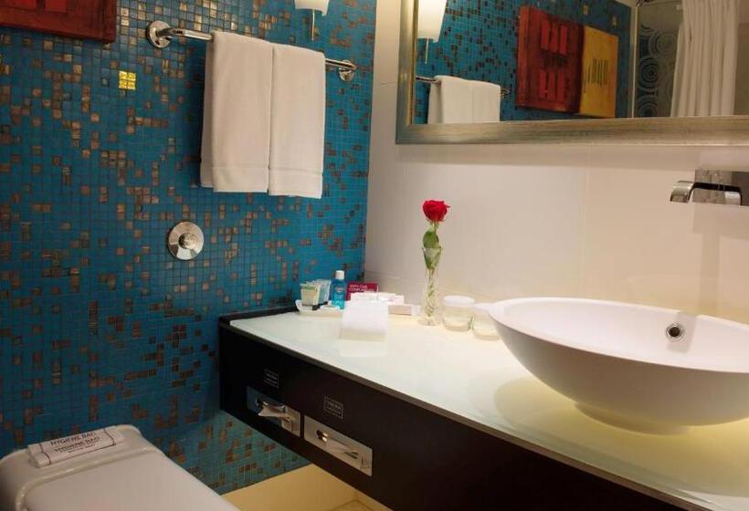 اتاق استاندارد با چشم‌انداز استخر, Holiday Inn Kuwait Al Thuraya City, An Ihg