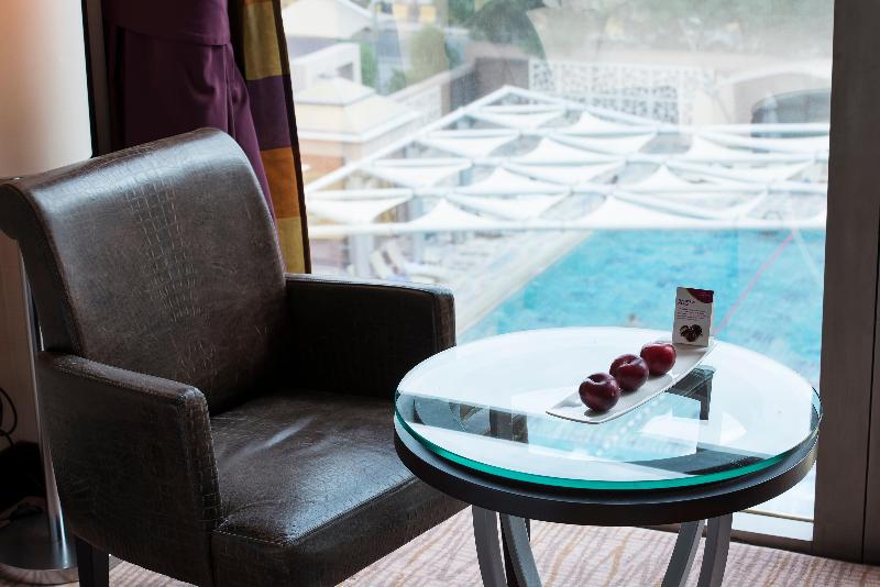 اتاق استاندارد با چشم‌انداز استخر, Holiday Inn Kuwait Al Thuraya City, An Ihg