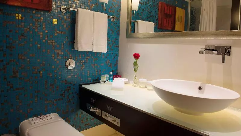 اتاق استاندارد با چشم‌انداز استخر, Holiday Inn Kuwait Al Thuraya City, An Ihg