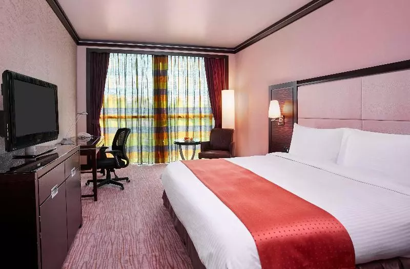 اتاق استاندارد با چشم‌انداز استخر, Holiday Inn Kuwait Al Thuraya City, An Ihg