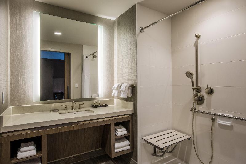 Номер Стандарт Кровать Кинг Адаптированный для Инвалидов, Holiday Inn Portland West   Hillsboro, An Ihg