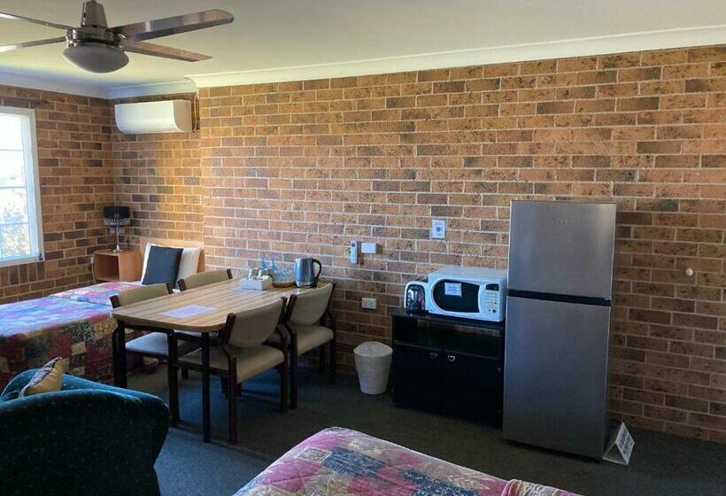 חדר משפחתי, Golden Grain Motor Inn