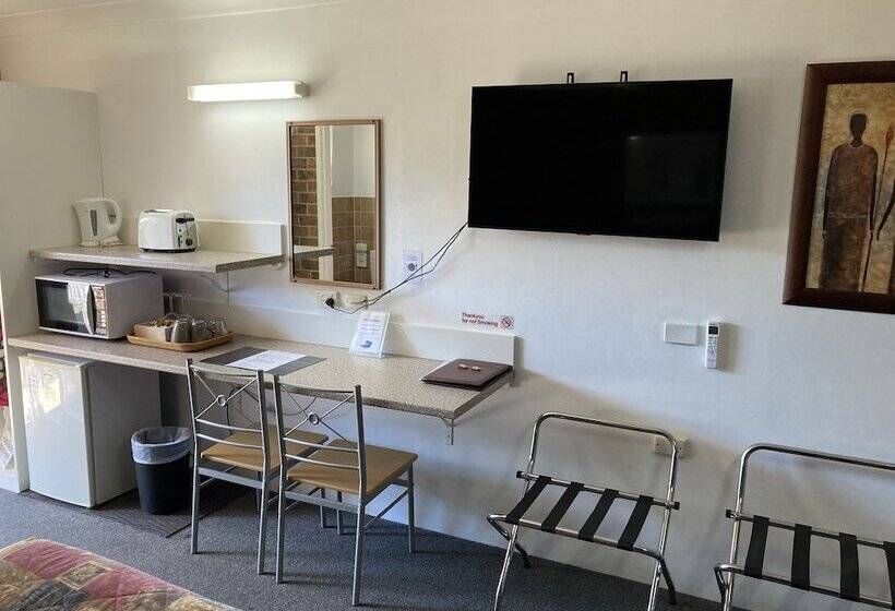 חדר משפחתי, Golden Grain Motor Inn