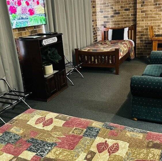 חדר משפחתי, Golden Grain Motor Inn