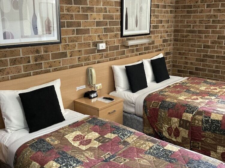 חדר משפחתי, Golden Grain Motor Inn