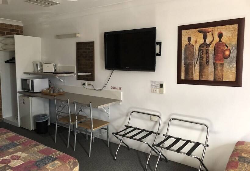 חדר משפחתי, Golden Grain Motor Inn