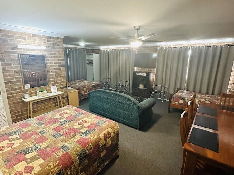 חדר משפחתי, Golden Grain Motor Inn