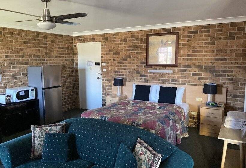 חדר משפחתי, Golden Grain Motor Inn