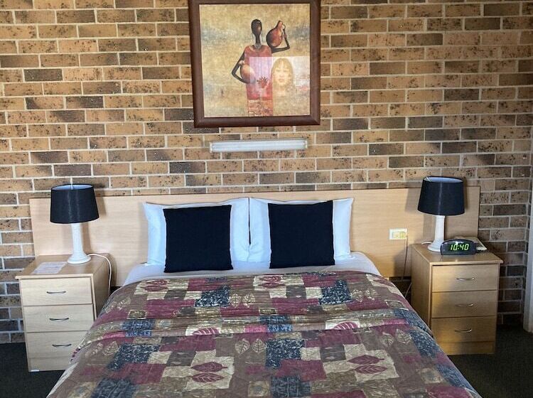 חדר משפחתי, Golden Grain Motor Inn