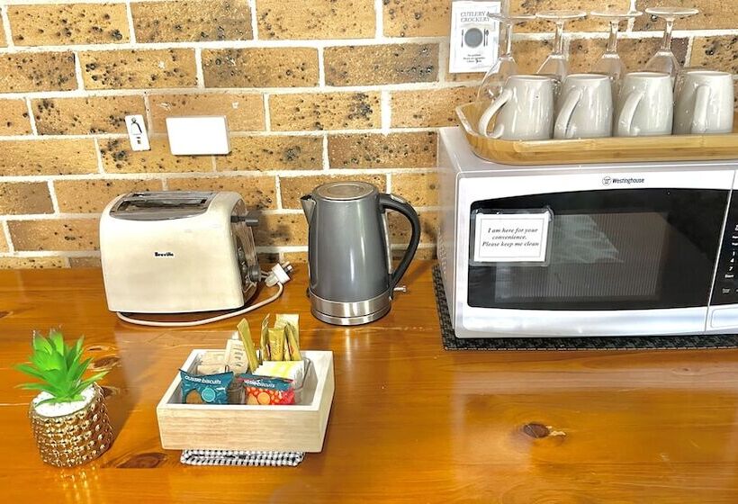 חדר משפחתי, Golden Grain Motor Inn