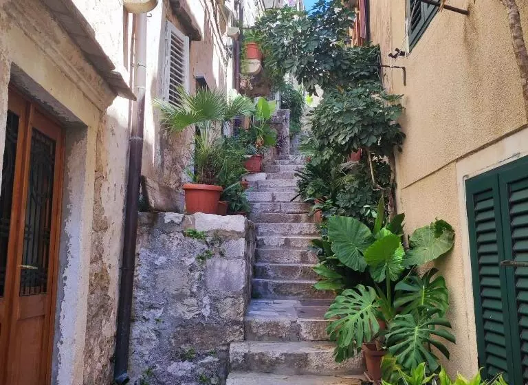 اتاق استاندارد, Katarina Old Town