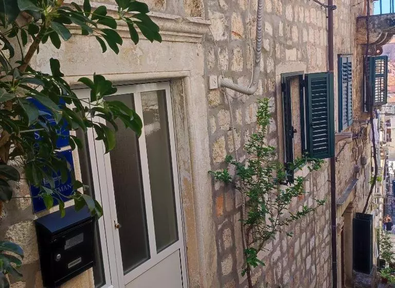 اتاق استاندارد, Katarina Old Town
